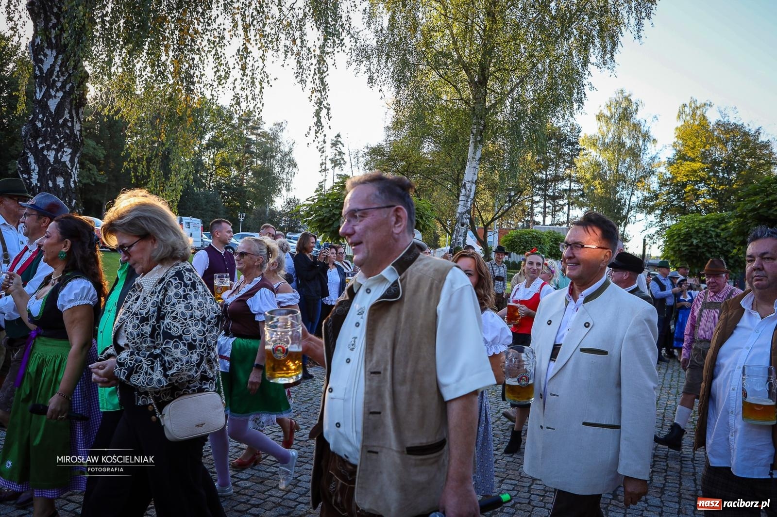 Zdjęcie w galerii na portalu naszraciborz.pl: Bawarskie hity, piwo i wspólna zabawa. Święto Piwa w Szymocicach przyciągnęło tłumy [FOTO i WIDEO] wiadomości z regionu