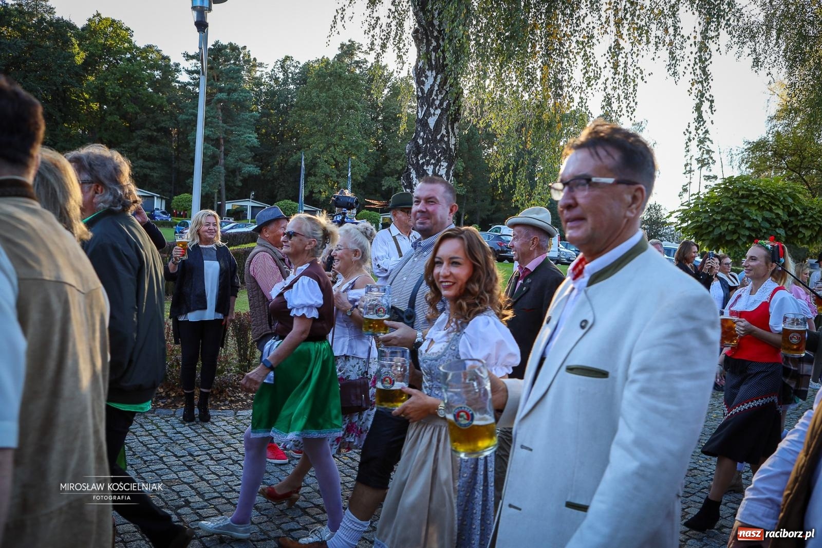Zdjęcie w galerii na portalu naszraciborz.pl: Bawarskie hity, piwo i wspólna zabawa. Święto Piwa w Szymocicach przyciągnęło tłumy [FOTO i WIDEO] wiadomości z regionu