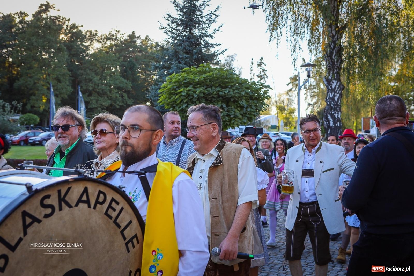 Zdjęcie w galerii na portalu naszraciborz.pl: Bawarskie hity, piwo i wspólna zabawa. Święto Piwa w Szymocicach przyciągnęło tłumy [FOTO i WIDEO] wiadomości z regionu
