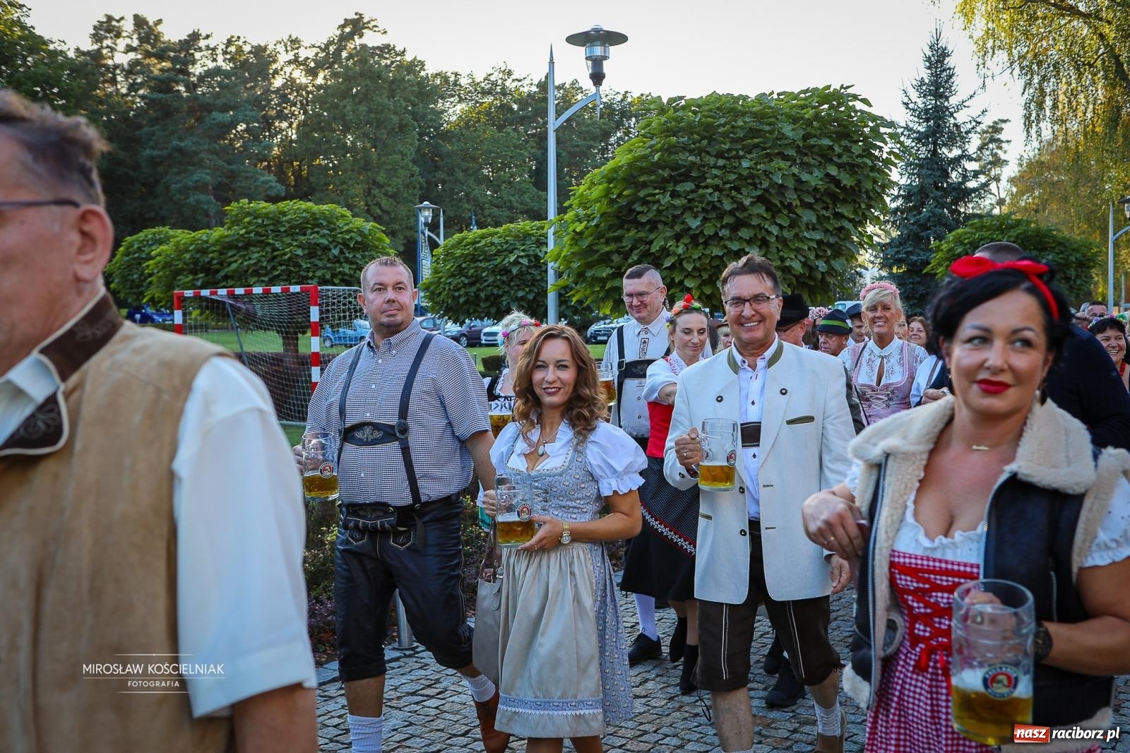 Zdjęcie w galerii na portalu naszraciborz.pl: Bawarskie hity, piwo i wspólna zabawa. Święto Piwa w Szymocicach przyciągnęło tłumy [FOTO i WIDEO] wiadomości z regionu