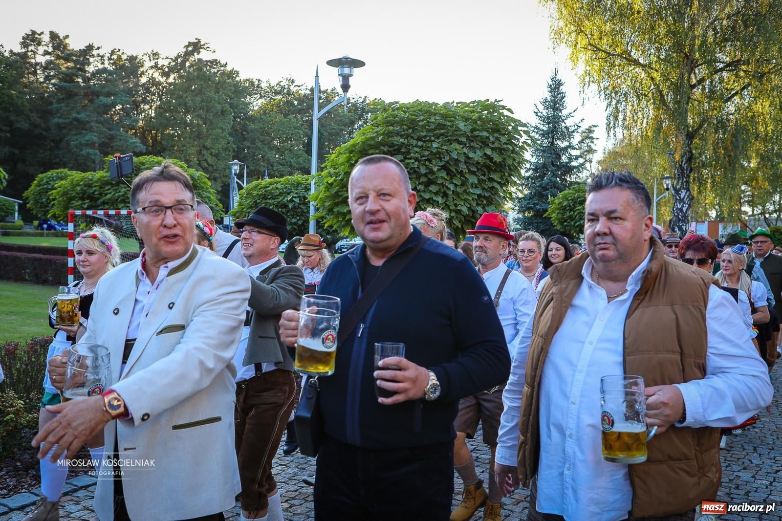 Zdjęcie w galerii na portalu naszraciborz.pl: Bawarskie hity, piwo i wspólna zabawa. Święto Piwa w Szymocicach przyciągnęło tłumy [FOTO i WIDEO] wiadomości z regionu
