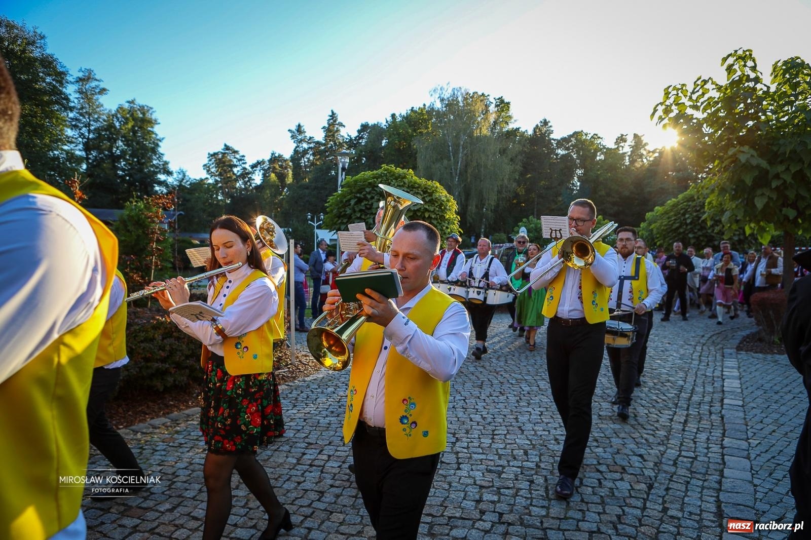 Zdjęcie w galerii na portalu naszraciborz.pl: Bawarskie hity, piwo i wspólna zabawa. Święto Piwa w Szymocicach przyciągnęło tłumy [FOTO i WIDEO] wiadomości z regionu
