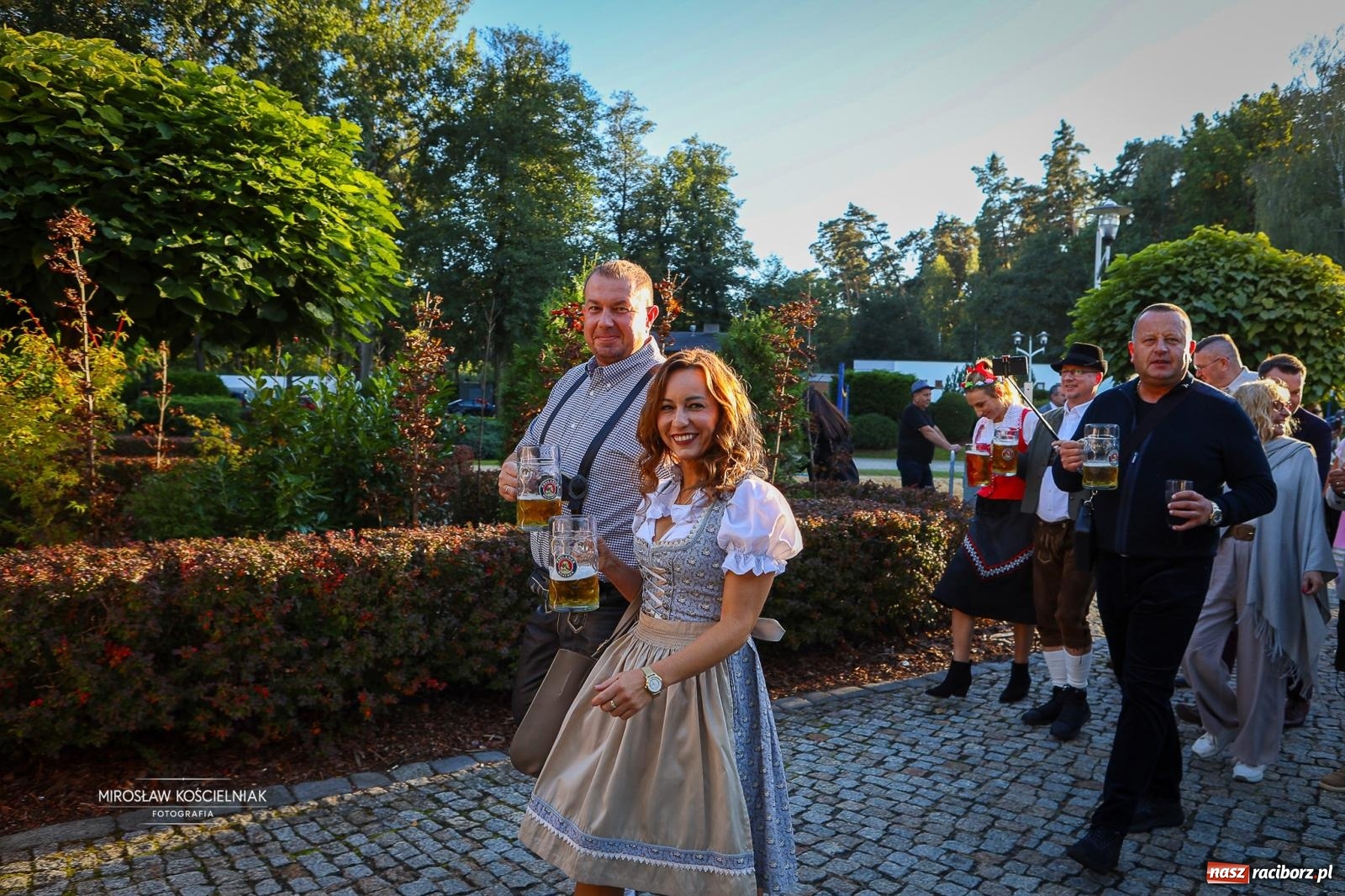 Zdjęcie w galerii na portalu naszraciborz.pl: Bawarskie hity, piwo i wspólna zabawa. Święto Piwa w Szymocicach przyciągnęło tłumy [FOTO i WIDEO] wiadomości z regionu