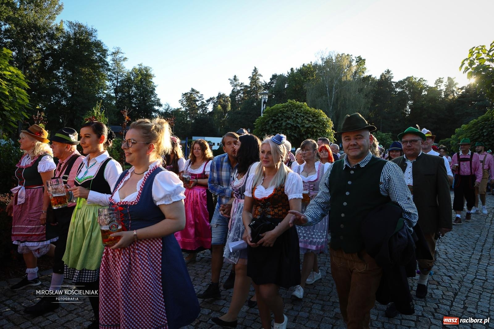 Zdjęcie w galerii na portalu naszraciborz.pl: Bawarskie hity, piwo i wspólna zabawa. Święto Piwa w Szymocicach przyciągnęło tłumy [FOTO i WIDEO] wiadomości z regionu