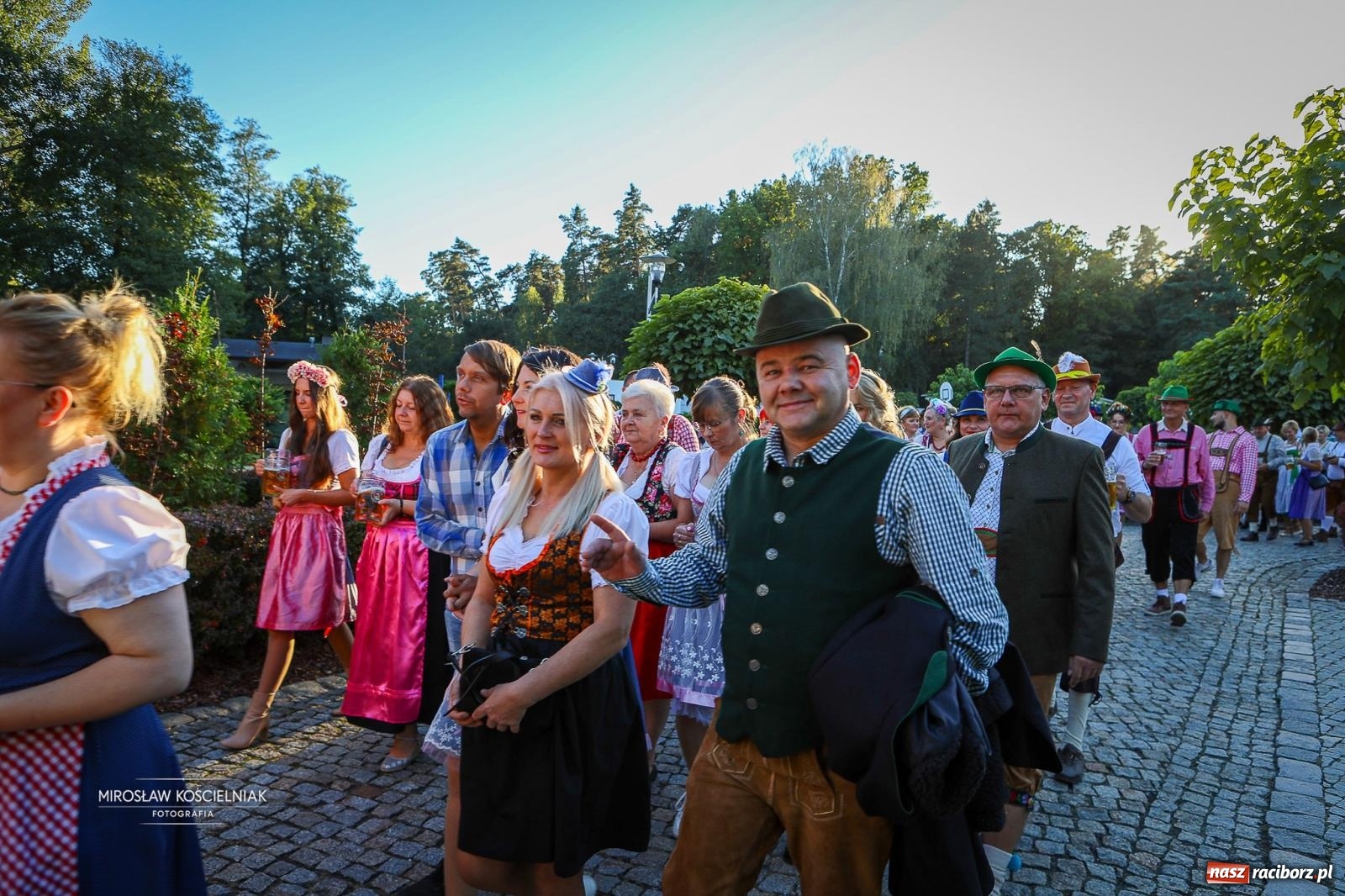 Zdjęcie w galerii na portalu naszraciborz.pl: Bawarskie hity, piwo i wspólna zabawa. Święto Piwa w Szymocicach przyciągnęło tłumy [FOTO i WIDEO] wiadomości z regionu