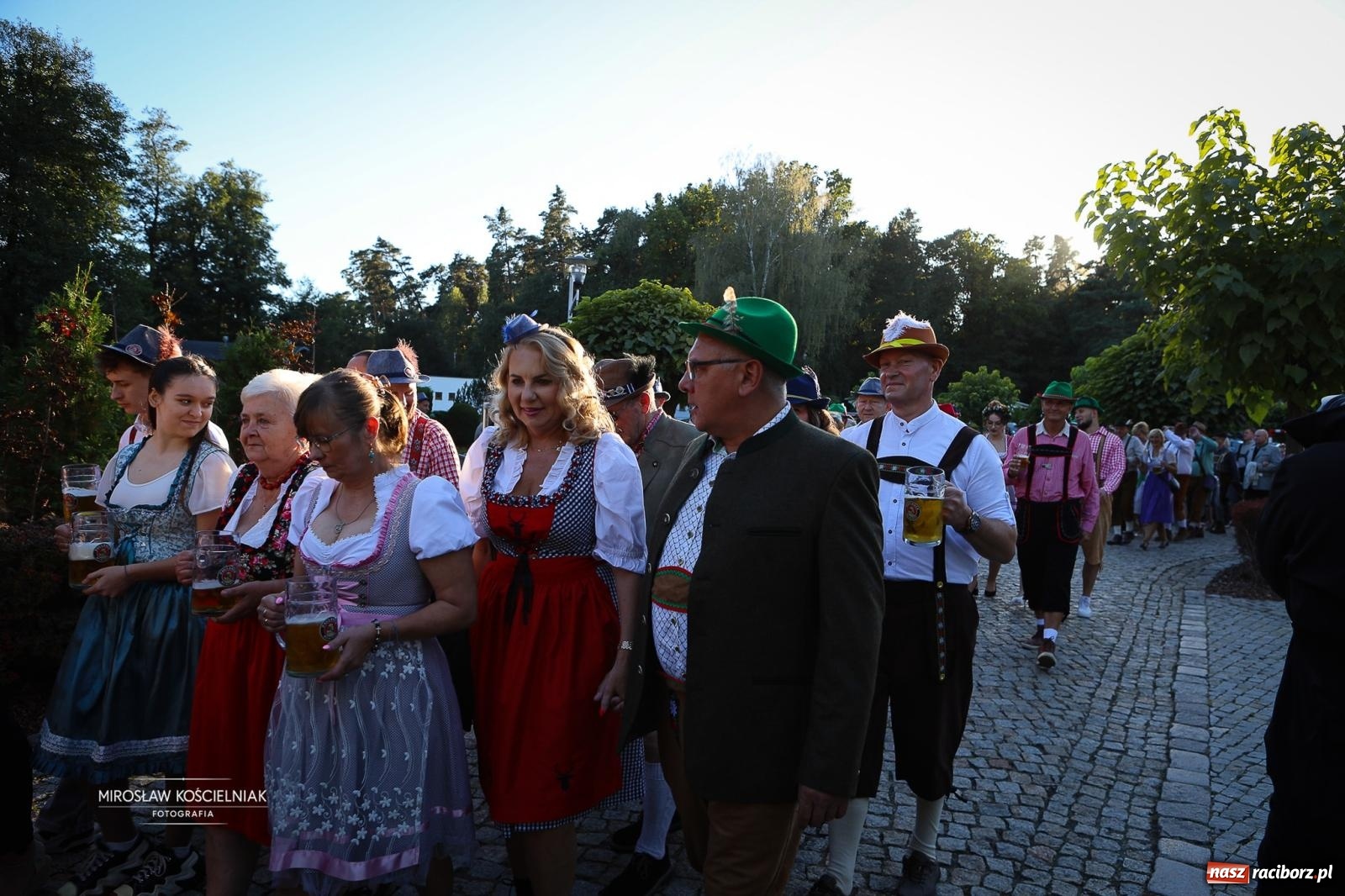 Zdjęcie w galerii na portalu naszraciborz.pl: Bawarskie hity, piwo i wspólna zabawa. Święto Piwa w Szymocicach przyciągnęło tłumy [FOTO i WIDEO] wiadomości z regionu