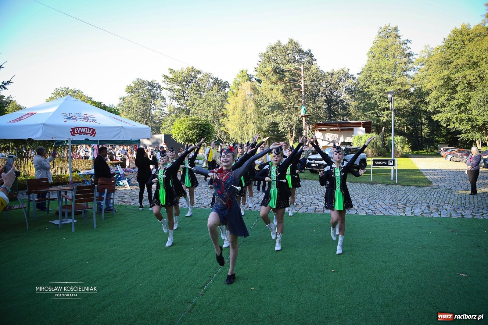 Zdjęcie w galerii na portalu naszraciborz.pl: Bawarskie hity, piwo i wspólna zabawa. Święto Piwa w Szymocicach przyciągnęło tłumy [FOTO i WIDEO] wiadomości z regionu