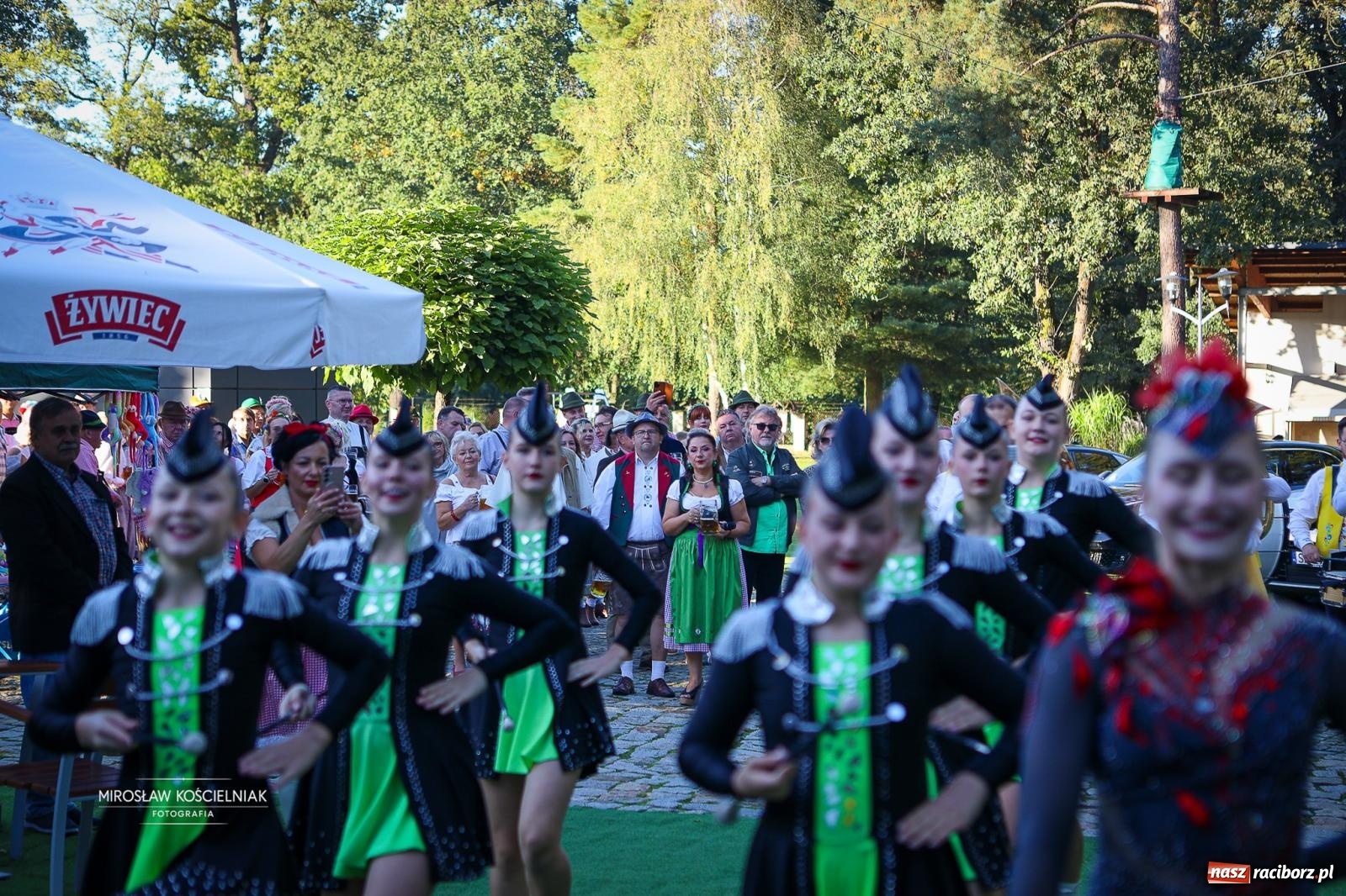 Zdjęcie w galerii na portalu naszraciborz.pl: Bawarskie hity, piwo i wspólna zabawa. Święto Piwa w Szymocicach przyciągnęło tłumy [FOTO i WIDEO] wiadomości z regionu