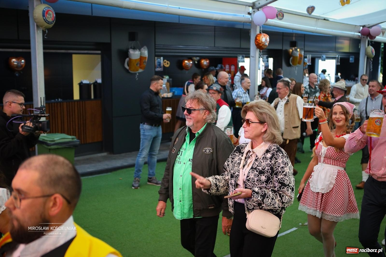 Zdjęcie w galerii na portalu naszraciborz.pl: Bawarskie hity, piwo i wspólna zabawa. Święto Piwa w Szymocicach przyciągnęło tłumy [FOTO i WIDEO] wiadomości z regionu