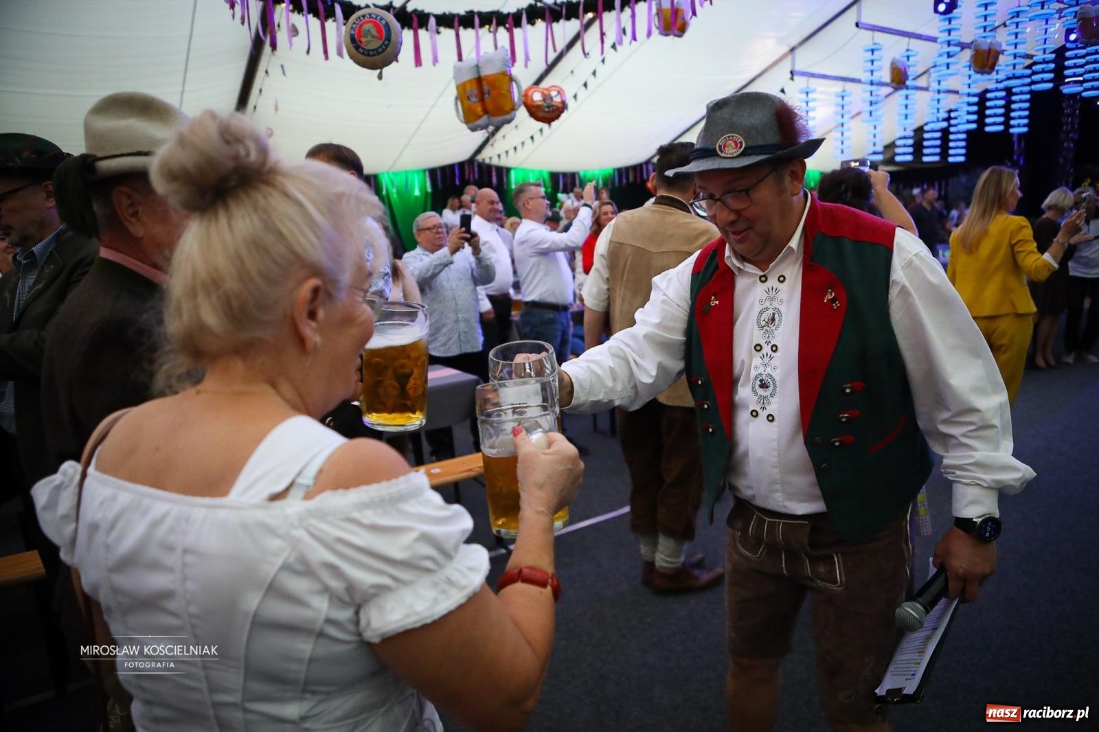 Zdjęcie w galerii na portalu naszraciborz.pl: Bawarskie hity, piwo i wspólna zabawa. Święto Piwa w Szymocicach przyciągnęło tłumy [FOTO i WIDEO] wiadomości z regionu