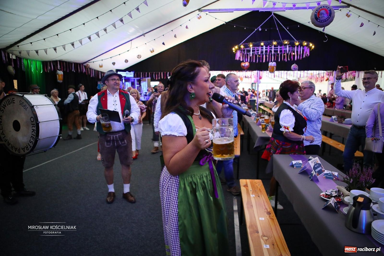 Zdjęcie w galerii na portalu naszraciborz.pl: Bawarskie hity, piwo i wspólna zabawa. Święto Piwa w Szymocicach przyciągnęło tłumy [FOTO i WIDEO] wiadomości z regionu