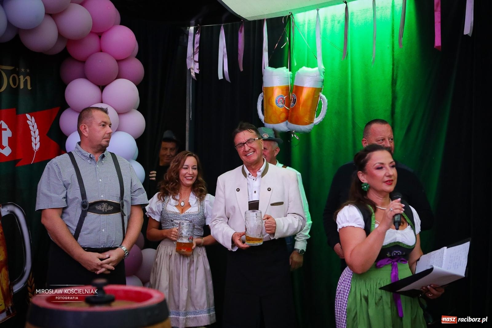 Zdjęcie w galerii na portalu naszraciborz.pl: Bawarskie hity, piwo i wspólna zabawa. Święto Piwa w Szymocicach przyciągnęło tłumy [FOTO i WIDEO] wiadomości z regionu
