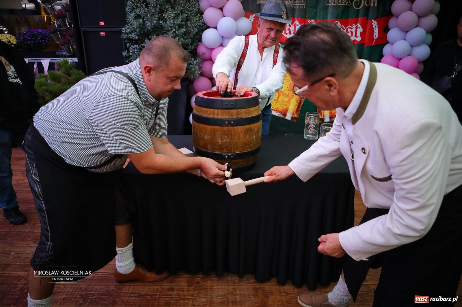 Zdjęcie w galerii na portalu naszraciborz.pl: Bawarskie hity, piwo i wspólna zabawa. Święto Piwa w Szymocicach przyciągnęło tłumy [FOTO i WIDEO] wiadomości z regionu