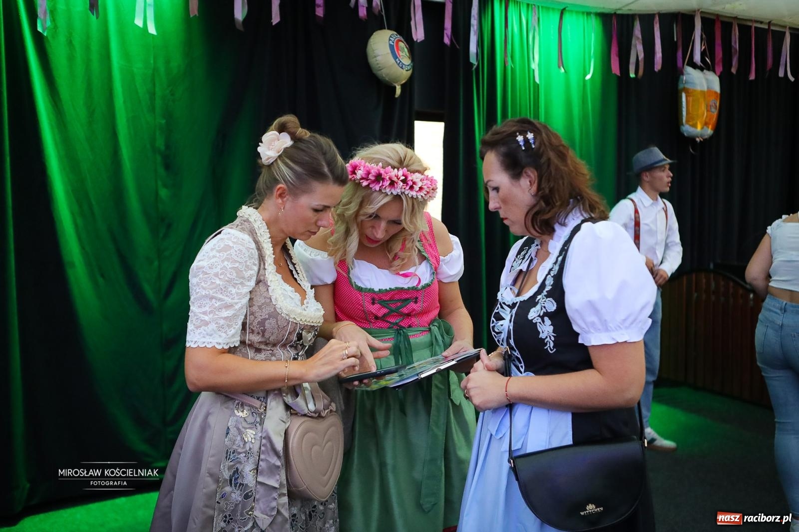 Zdjęcie w galerii na portalu naszraciborz.pl: Bawarskie hity, piwo i wspólna zabawa. Święto Piwa w Szymocicach przyciągnęło tłumy [FOTO i WIDEO] wiadomości z regionu