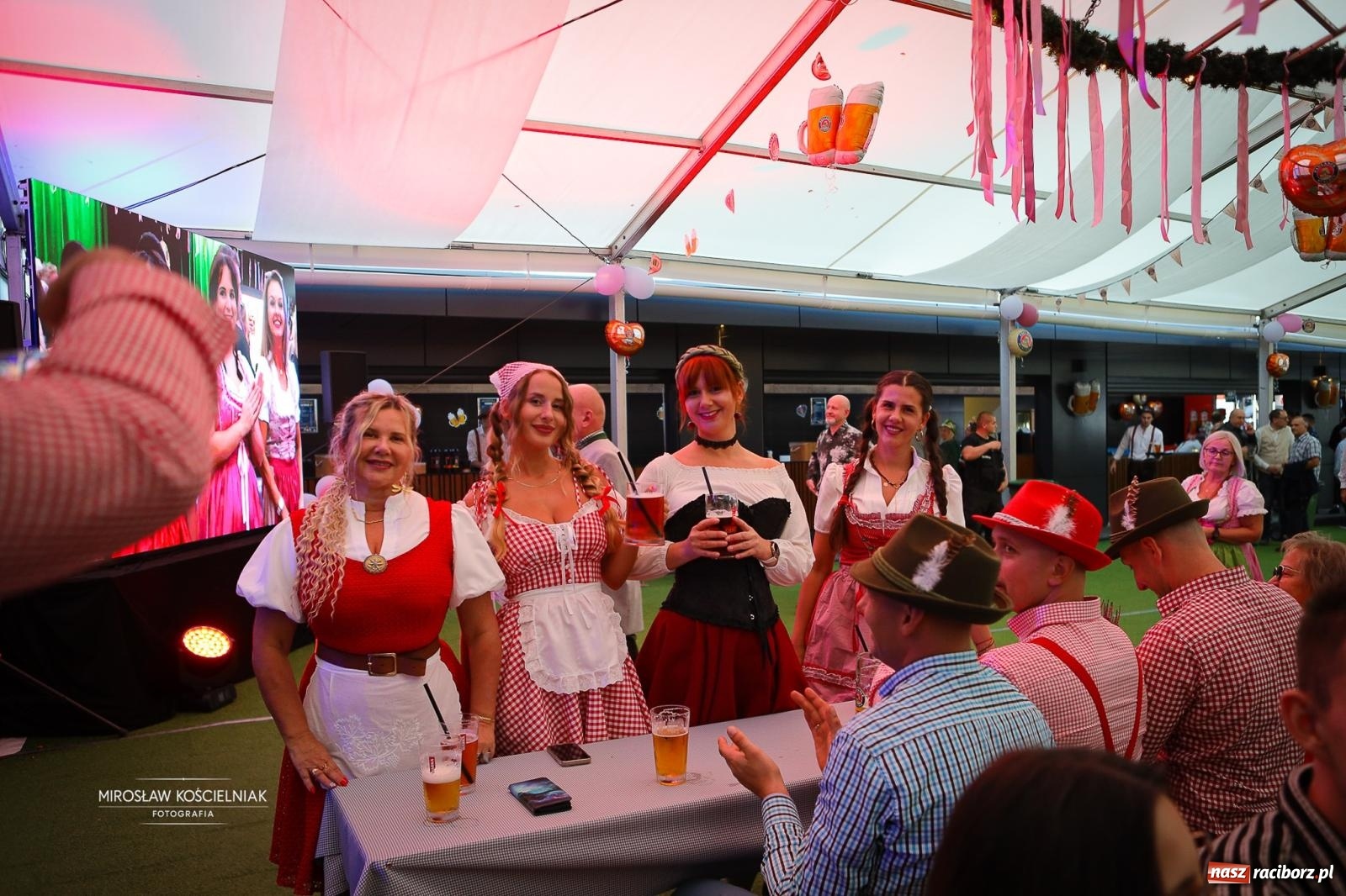Zdjęcie w galerii na portalu naszraciborz.pl: Bawarskie hity, piwo i wspólna zabawa. Święto Piwa w Szymocicach przyciągnęło tłumy [FOTO i WIDEO] wiadomości z regionu