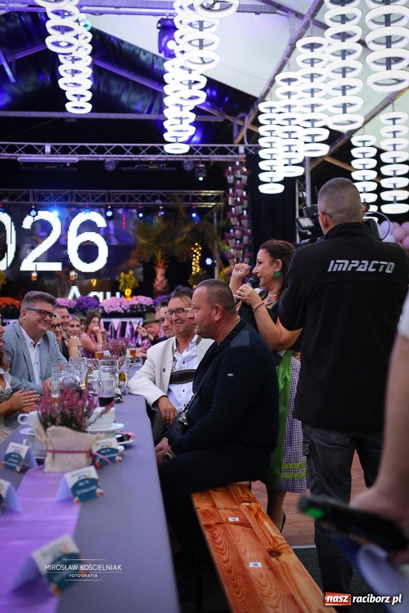 Zdjęcie w galerii na portalu naszraciborz.pl: Bawarskie hity, piwo i wspólna zabawa. Święto Piwa w Szymocicach przyciągnęło tłumy [FOTO i WIDEO] wiadomości z regionu