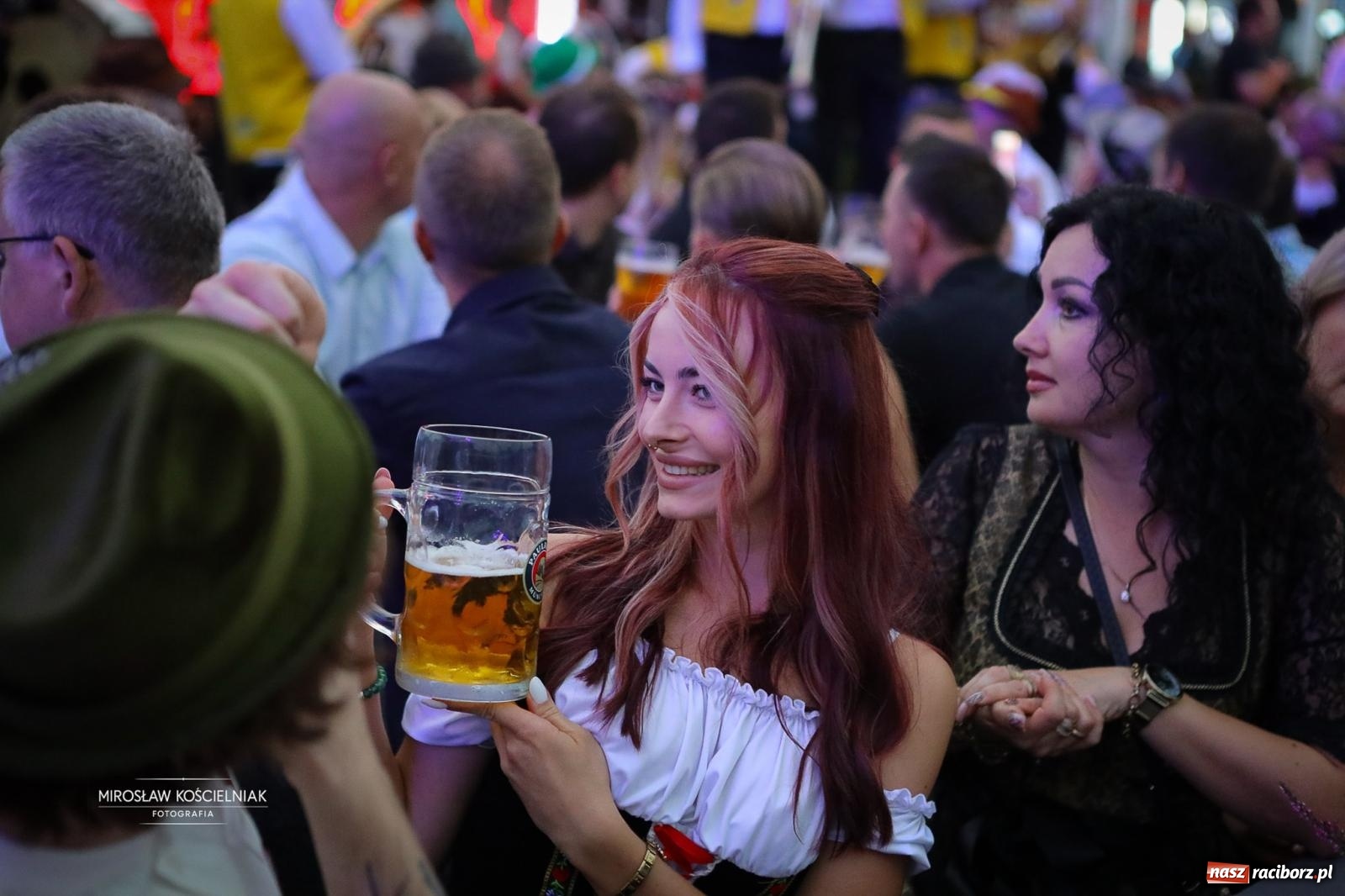Zdjęcie w galerii na portalu naszraciborz.pl: Bawarskie hity, piwo i wspólna zabawa. Święto Piwa w Szymocicach przyciągnęło tłumy [FOTO i WIDEO] wiadomości z regionu