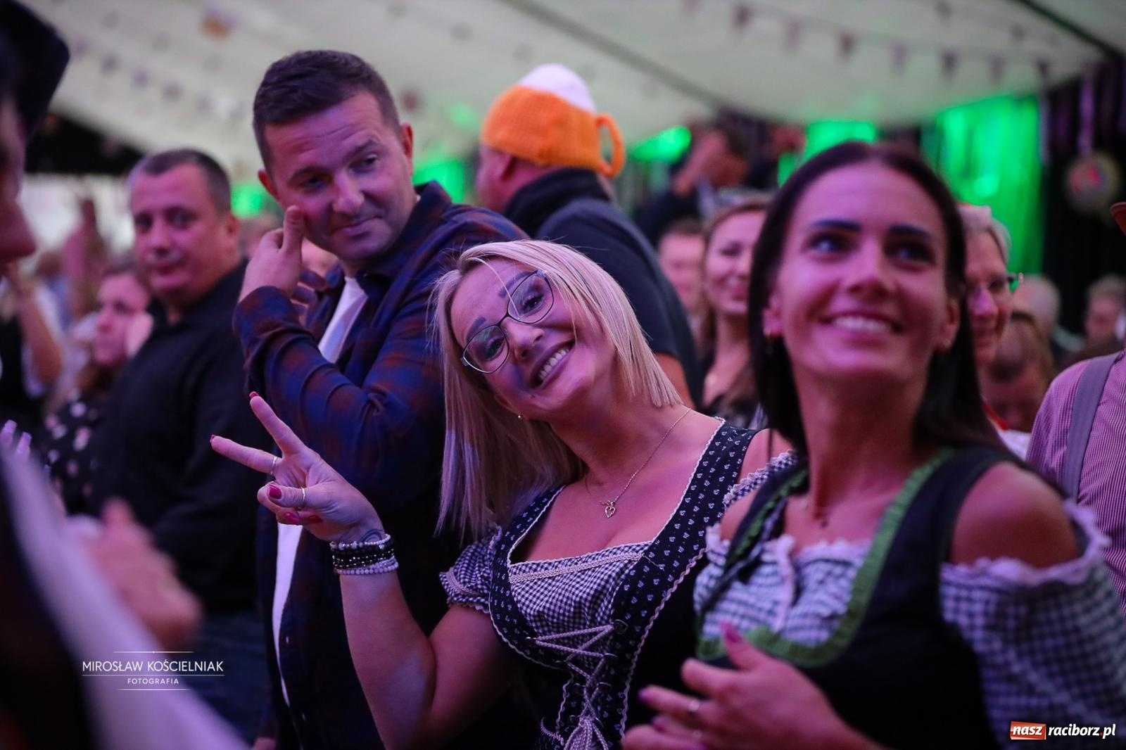 Zdjęcie w galerii na portalu naszraciborz.pl: Bawarskie hity, piwo i wspólna zabawa. Święto Piwa w Szymocicach przyciągnęło tłumy [FOTO i WIDEO] wiadomości z regionu