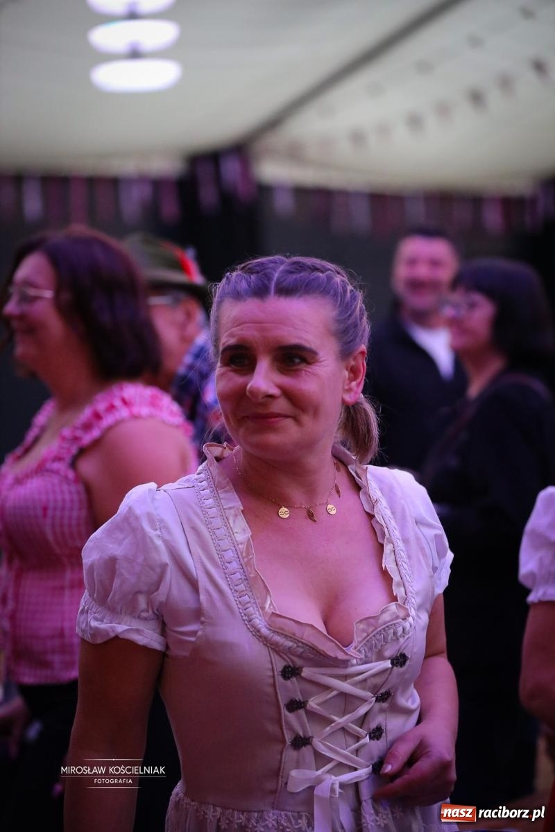 Zdjęcie w galerii na portalu naszraciborz.pl: Bawarskie hity, piwo i wspólna zabawa. Święto Piwa w Szymocicach przyciągnęło tłumy [FOTO i WIDEO] wiadomości z regionu