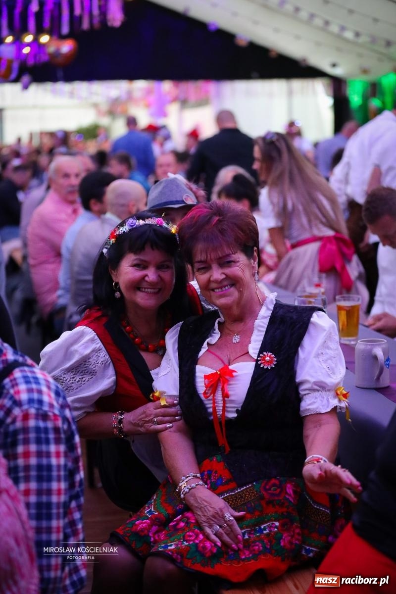 Zdjęcie w galerii na portalu naszraciborz.pl: Bawarskie hity, piwo i wspólna zabawa. Święto Piwa w Szymocicach przyciągnęło tłumy [FOTO i WIDEO] wiadomości z regionu