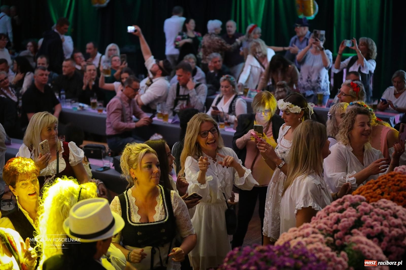 Zdjęcie w galerii na portalu naszraciborz.pl: Bawarskie hity, piwo i wspólna zabawa. Święto Piwa w Szymocicach przyciągnęło tłumy [FOTO i WIDEO] wiadomości z regionu