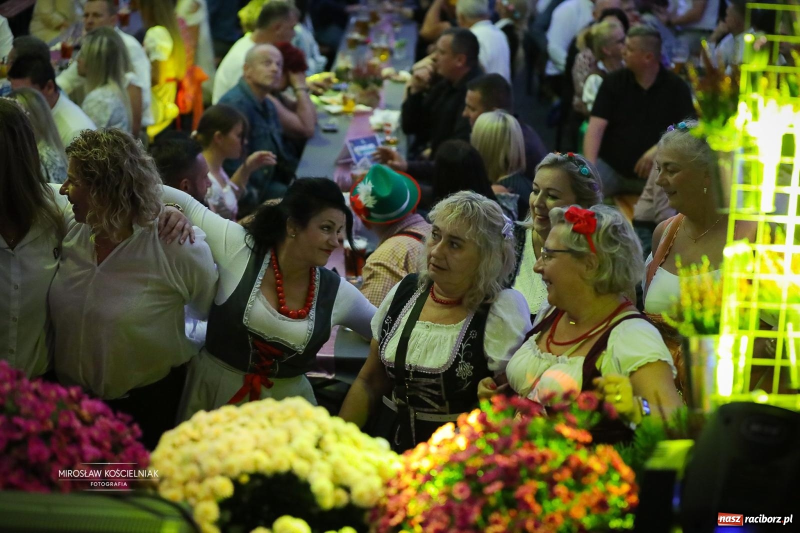 Zdjęcie w galerii na portalu naszraciborz.pl: Bawarskie hity, piwo i wspólna zabawa. Święto Piwa w Szymocicach przyciągnęło tłumy [FOTO i WIDEO] wiadomości z regionu