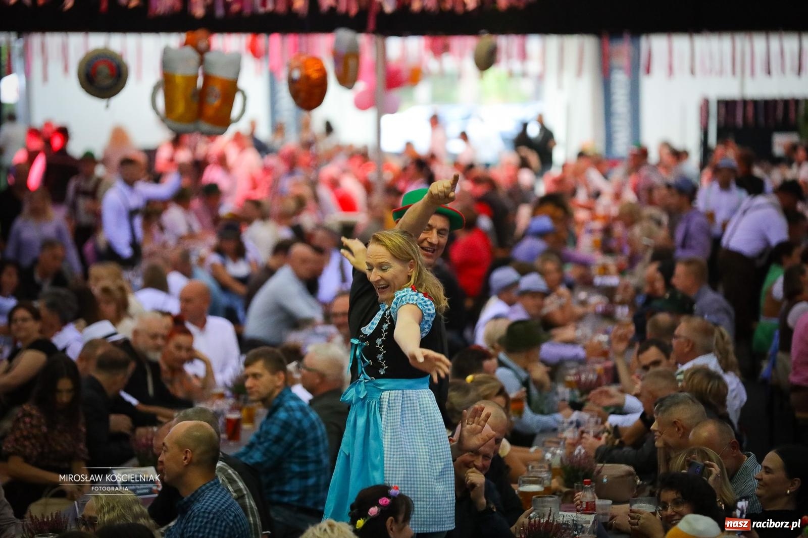Zdjęcie w galerii na portalu naszraciborz.pl: Bawarskie hity, piwo i wspólna zabawa. Święto Piwa w Szymocicach przyciągnęło tłumy [FOTO i WIDEO] wiadomości z regionu