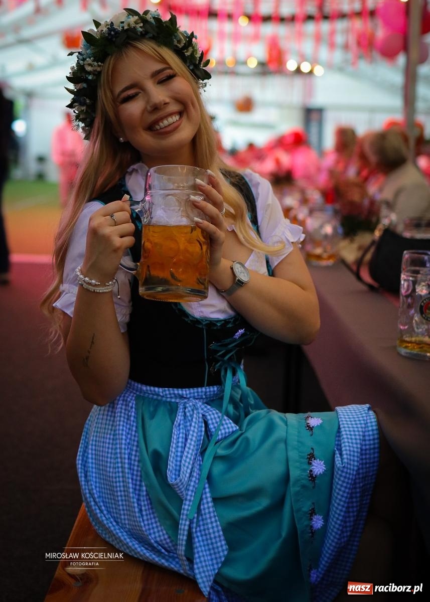 Zdjęcie w galerii na portalu naszraciborz.pl: Bawarskie hity, piwo i wspólna zabawa. Święto Piwa w Szymocicach przyciągnęło tłumy [FOTO i WIDEO] wiadomości z regionu