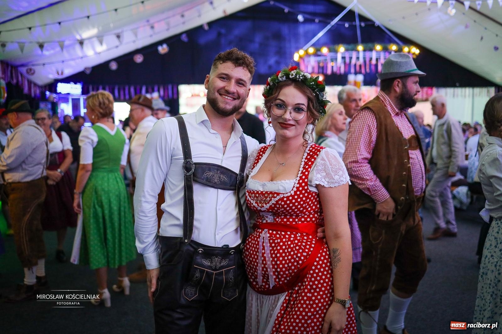 Zdjęcie w galerii na portalu naszraciborz.pl: Bawarskie hity, piwo i wspólna zabawa. Święto Piwa w Szymocicach przyciągnęło tłumy [FOTO i WIDEO] wiadomości z regionu