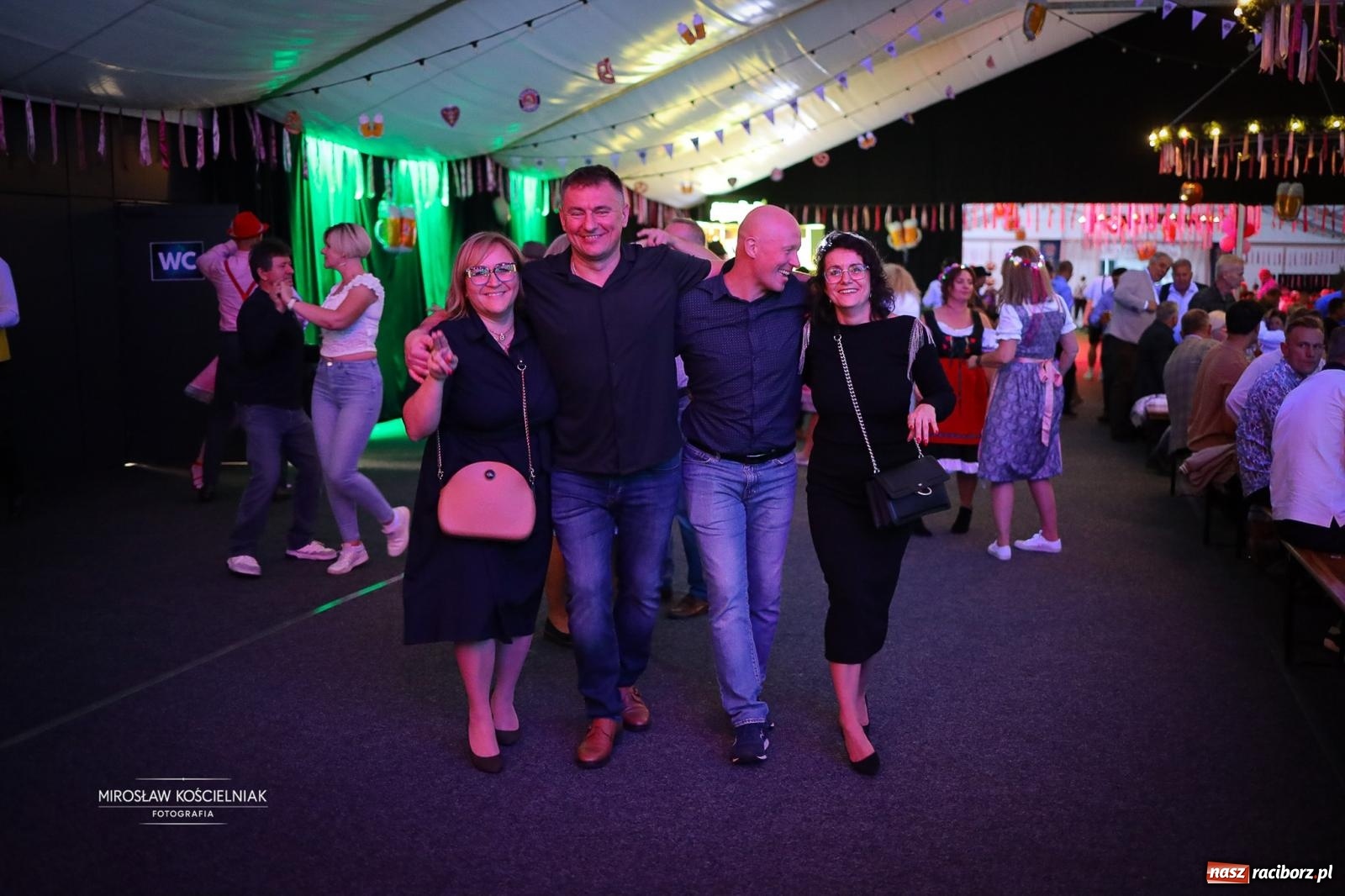 Zdjęcie w galerii na portalu naszraciborz.pl: Bawarskie hity, piwo i wspólna zabawa. Święto Piwa w Szymocicach przyciągnęło tłumy [FOTO i WIDEO] wiadomości z regionu