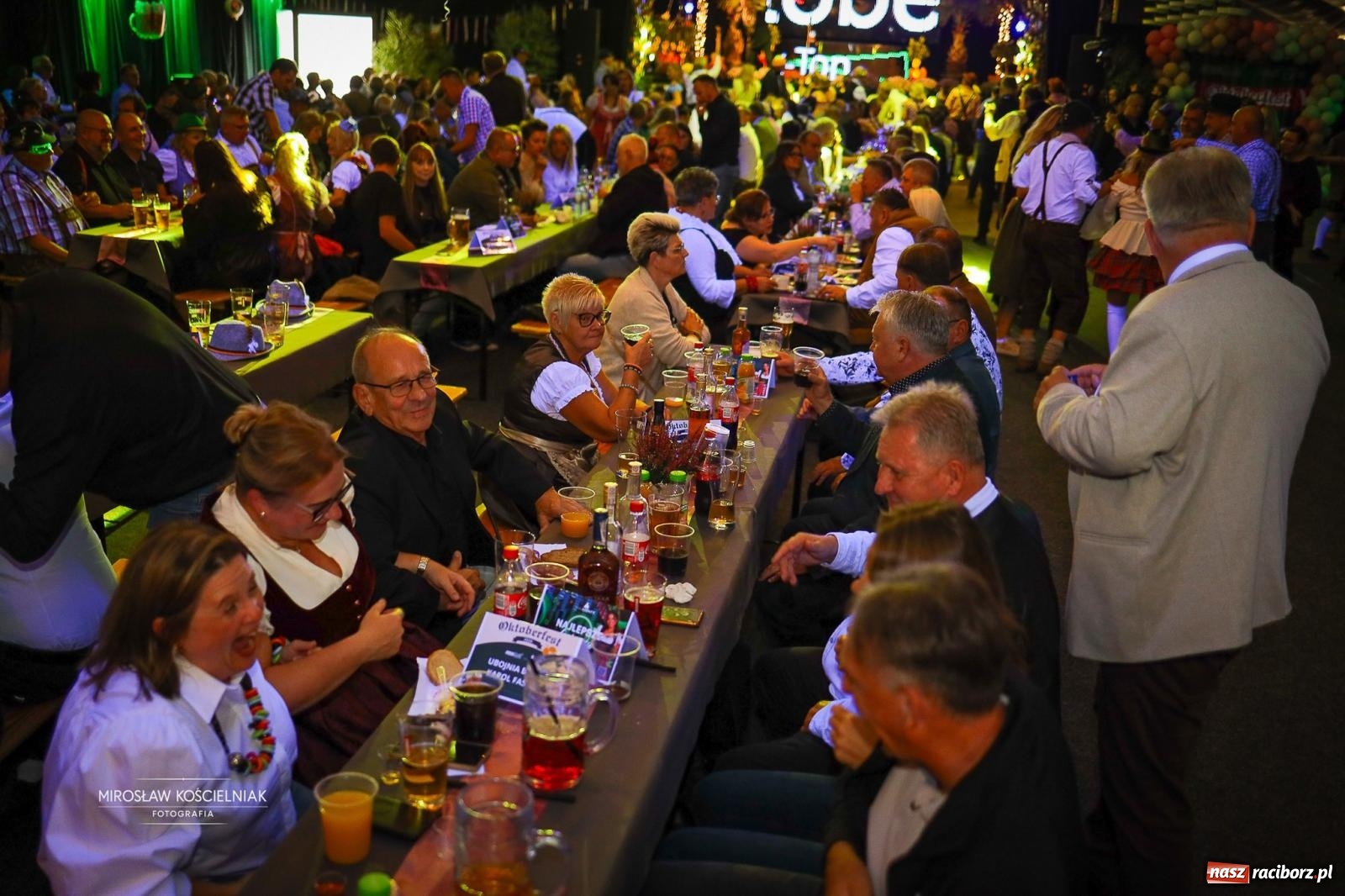 Zdjęcie w galerii na portalu naszraciborz.pl: Bawarskie hity, piwo i wspólna zabawa. Święto Piwa w Szymocicach przyciągnęło tłumy [FOTO i WIDEO] wiadomości z regionu