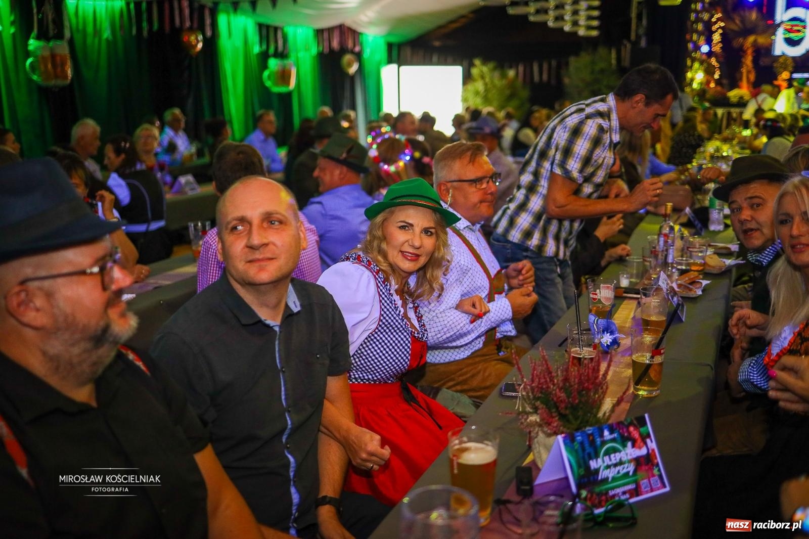 Zdjęcie w galerii na portalu naszraciborz.pl: Bawarskie hity, piwo i wspólna zabawa. Święto Piwa w Szymocicach przyciągnęło tłumy [FOTO i WIDEO] wiadomości z regionu