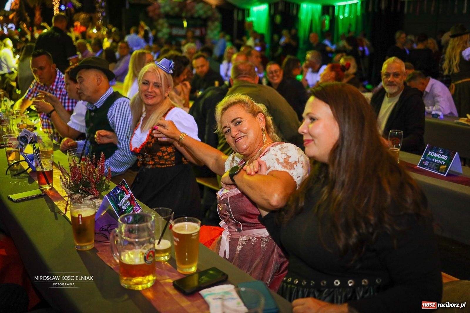 Zdjęcie w galerii na portalu naszraciborz.pl: Bawarskie hity, piwo i wspólna zabawa. Święto Piwa w Szymocicach przyciągnęło tłumy [FOTO i WIDEO] wiadomości z regionu