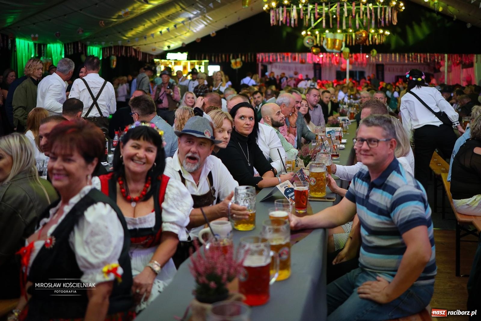 Zdjęcie w galerii na portalu naszraciborz.pl: Bawarskie hity, piwo i wspólna zabawa. Święto Piwa w Szymocicach przyciągnęło tłumy [FOTO i WIDEO] wiadomości z regionu