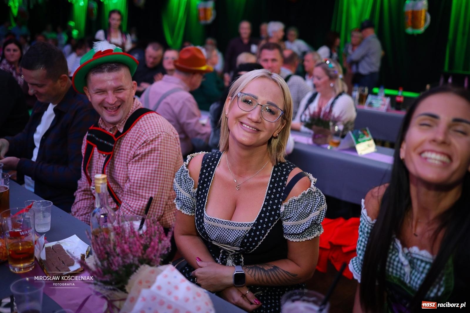 Zdjęcie w galerii na portalu naszraciborz.pl: Bawarskie hity, piwo i wspólna zabawa. Święto Piwa w Szymocicach przyciągnęło tłumy [FOTO i WIDEO] wiadomości z regionu