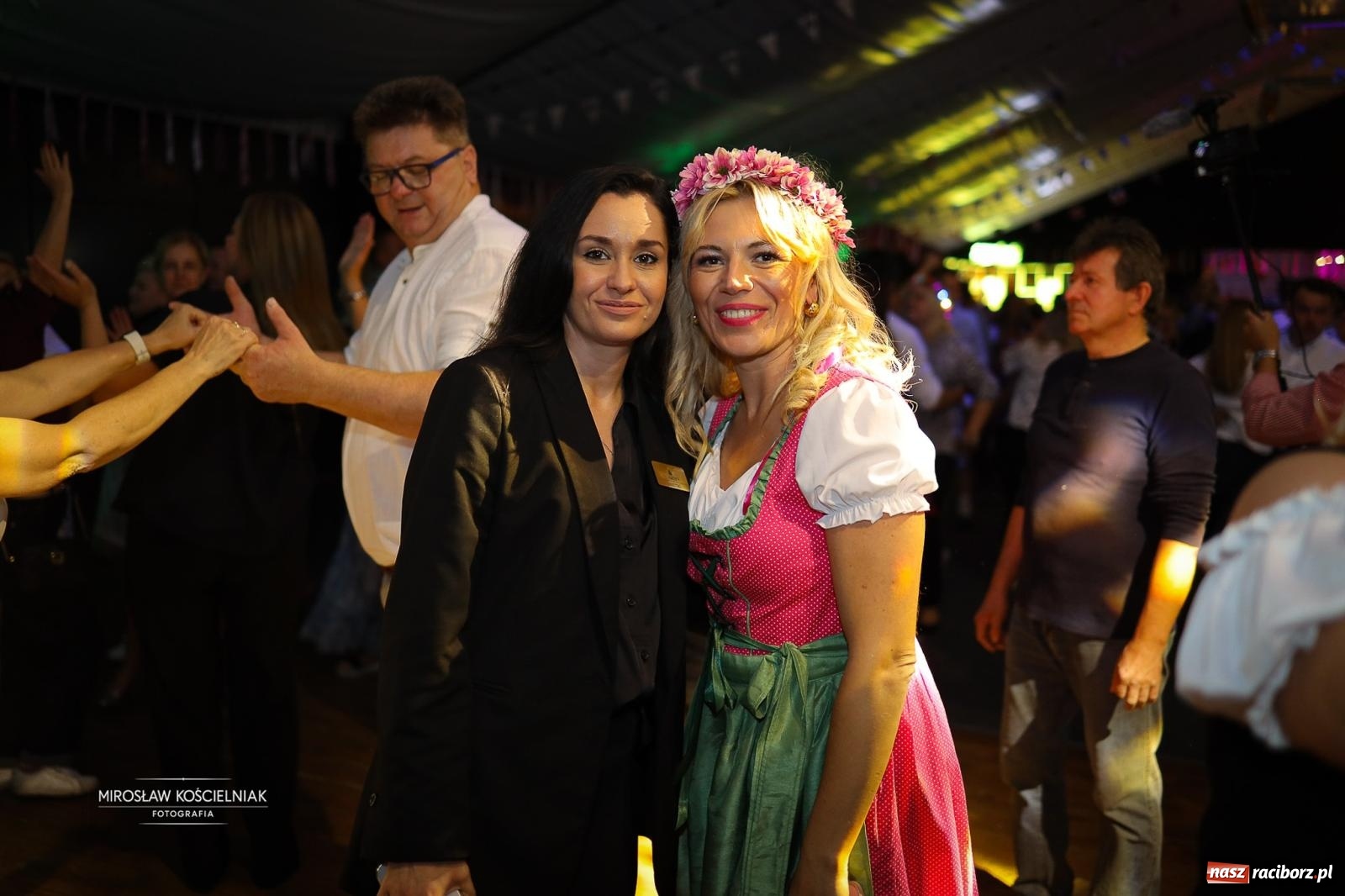 Zdjęcie w galerii na portalu naszraciborz.pl: Bawarskie hity, piwo i wspólna zabawa. Święto Piwa w Szymocicach przyciągnęło tłumy [FOTO i WIDEO] wiadomości z regionu