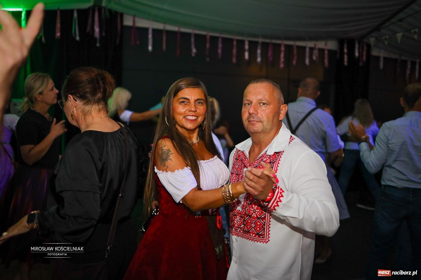 Zdjęcie w galerii na portalu naszraciborz.pl: Bawarskie hity, piwo i wspólna zabawa. Święto Piwa w Szymocicach przyciągnęło tłumy [FOTO i WIDEO] wiadomości z regionu