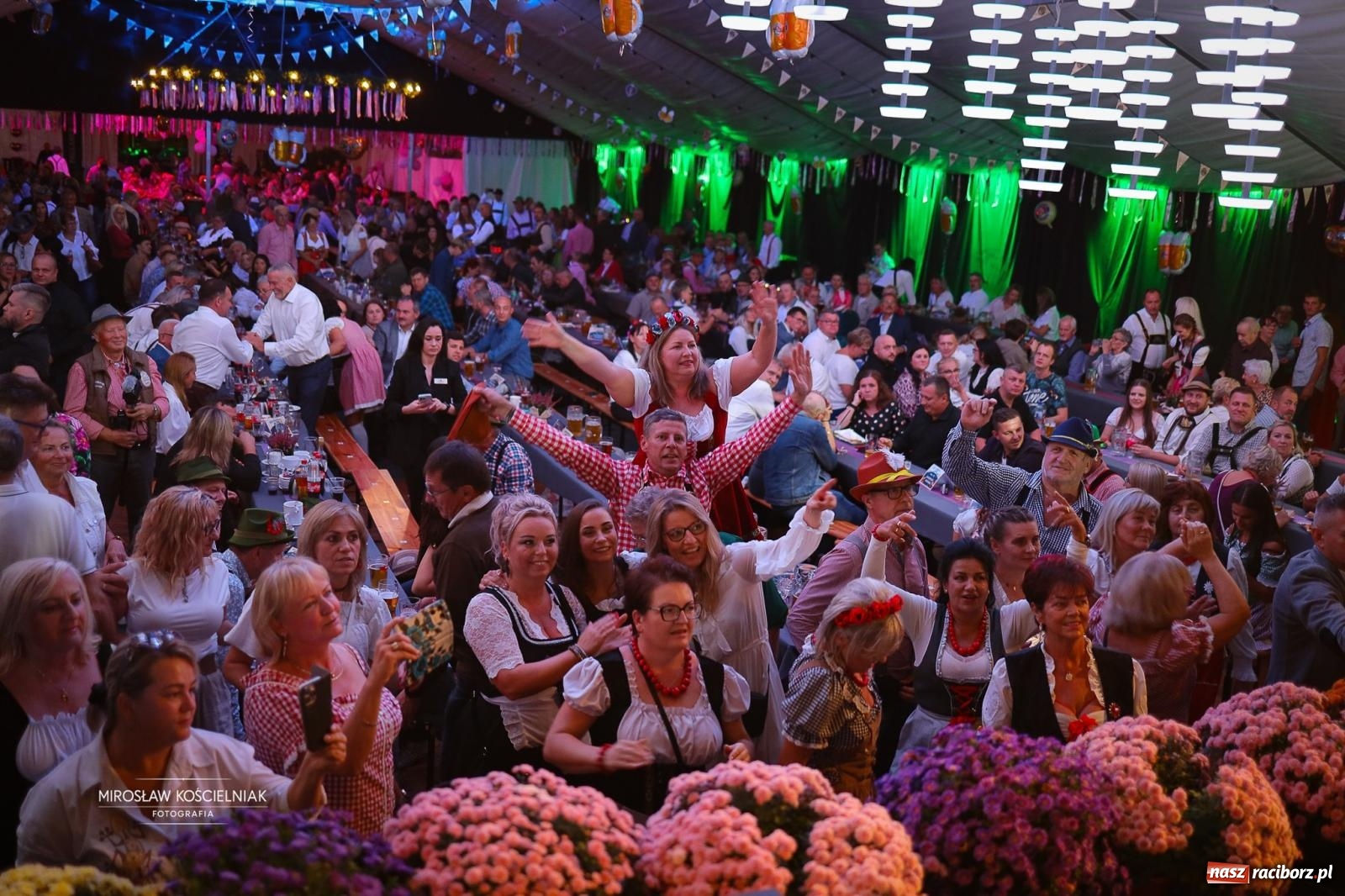 Zdjęcie w galerii na portalu naszraciborz.pl: Bawarskie hity, piwo i wspólna zabawa. Święto Piwa w Szymocicach przyciągnęło tłumy [FOTO i WIDEO] wiadomości z regionu