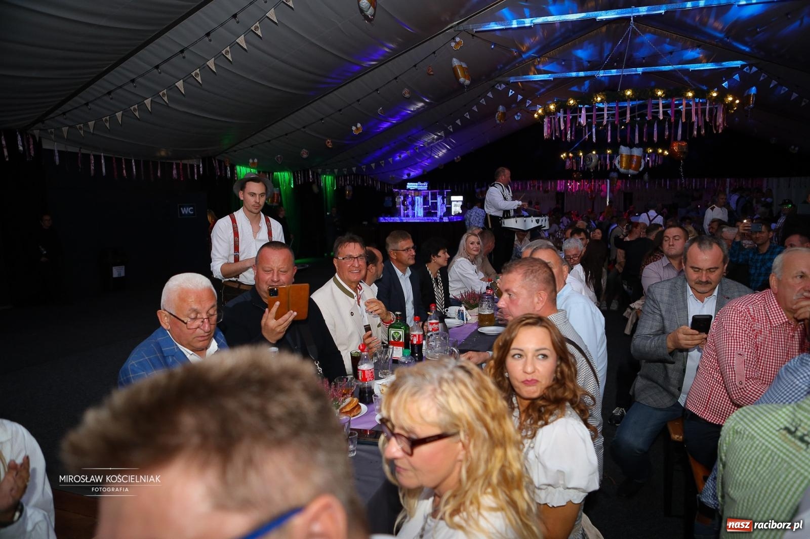 Zdjęcie w galerii na portalu naszraciborz.pl: Bawarskie hity, piwo i wspólna zabawa. Święto Piwa w Szymocicach przyciągnęło tłumy [FOTO i WIDEO] wiadomości z regionu