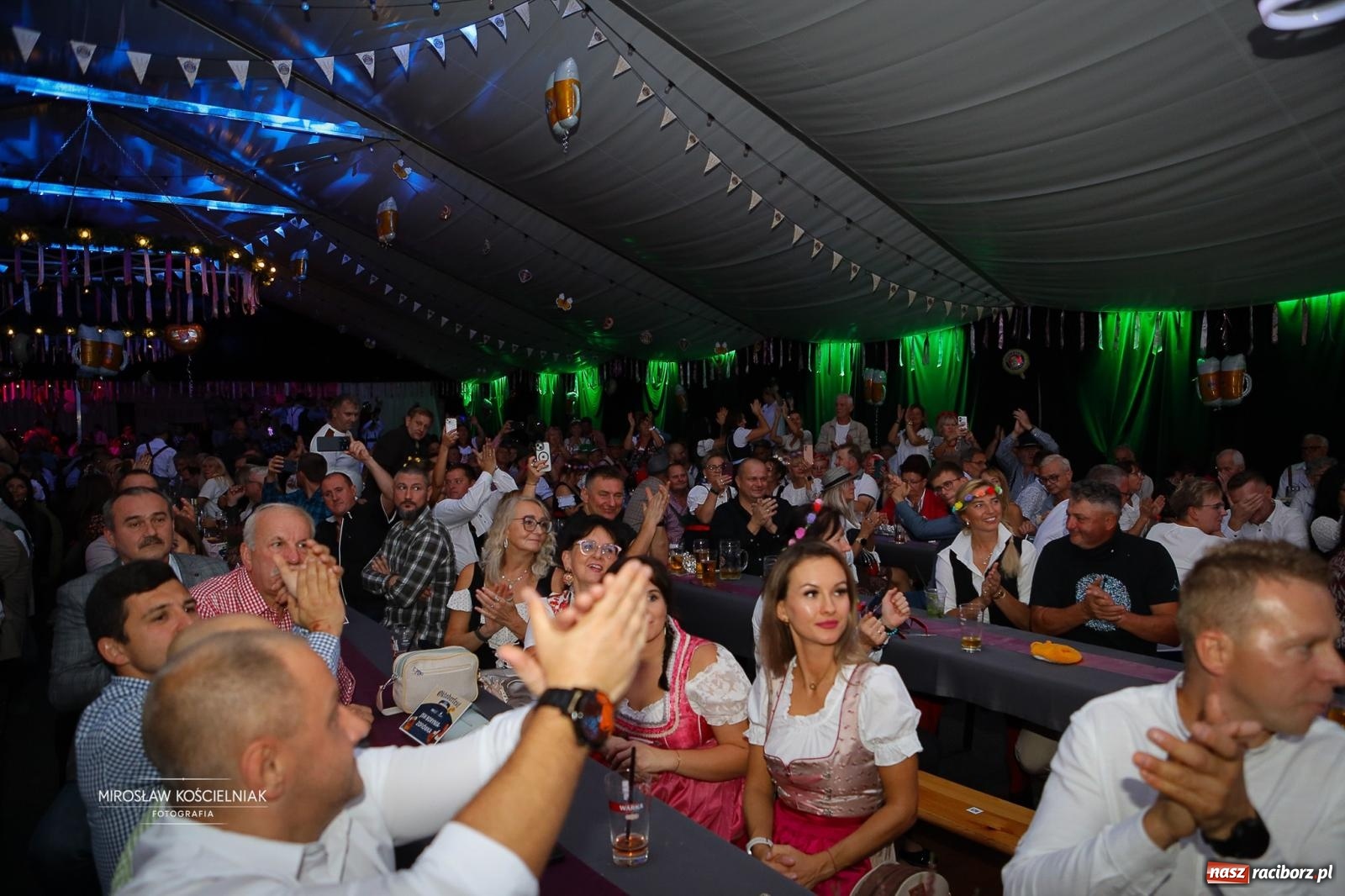Zdjęcie w galerii na portalu naszraciborz.pl: Bawarskie hity, piwo i wspólna zabawa. Święto Piwa w Szymocicach przyciągnęło tłumy [FOTO i WIDEO] wiadomości z regionu