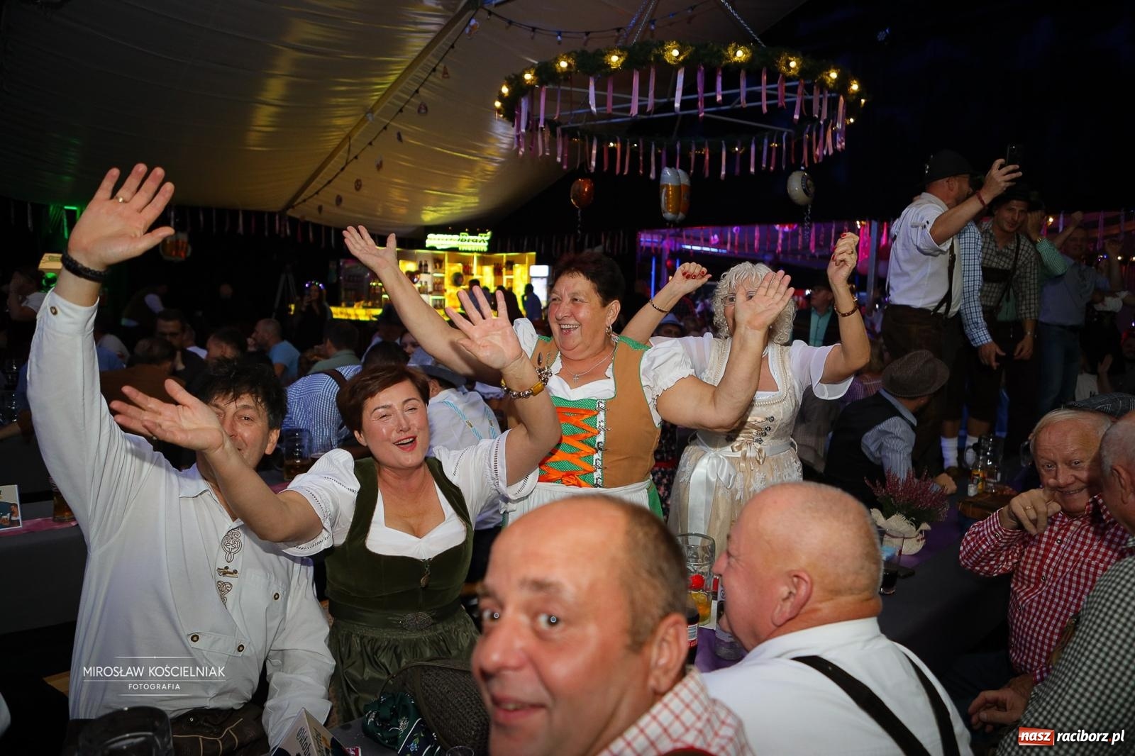 Zdjęcie w galerii na portalu naszraciborz.pl: Bawarskie hity, piwo i wspólna zabawa. Święto Piwa w Szymocicach przyciągnęło tłumy [FOTO i WIDEO] wiadomości z regionu
