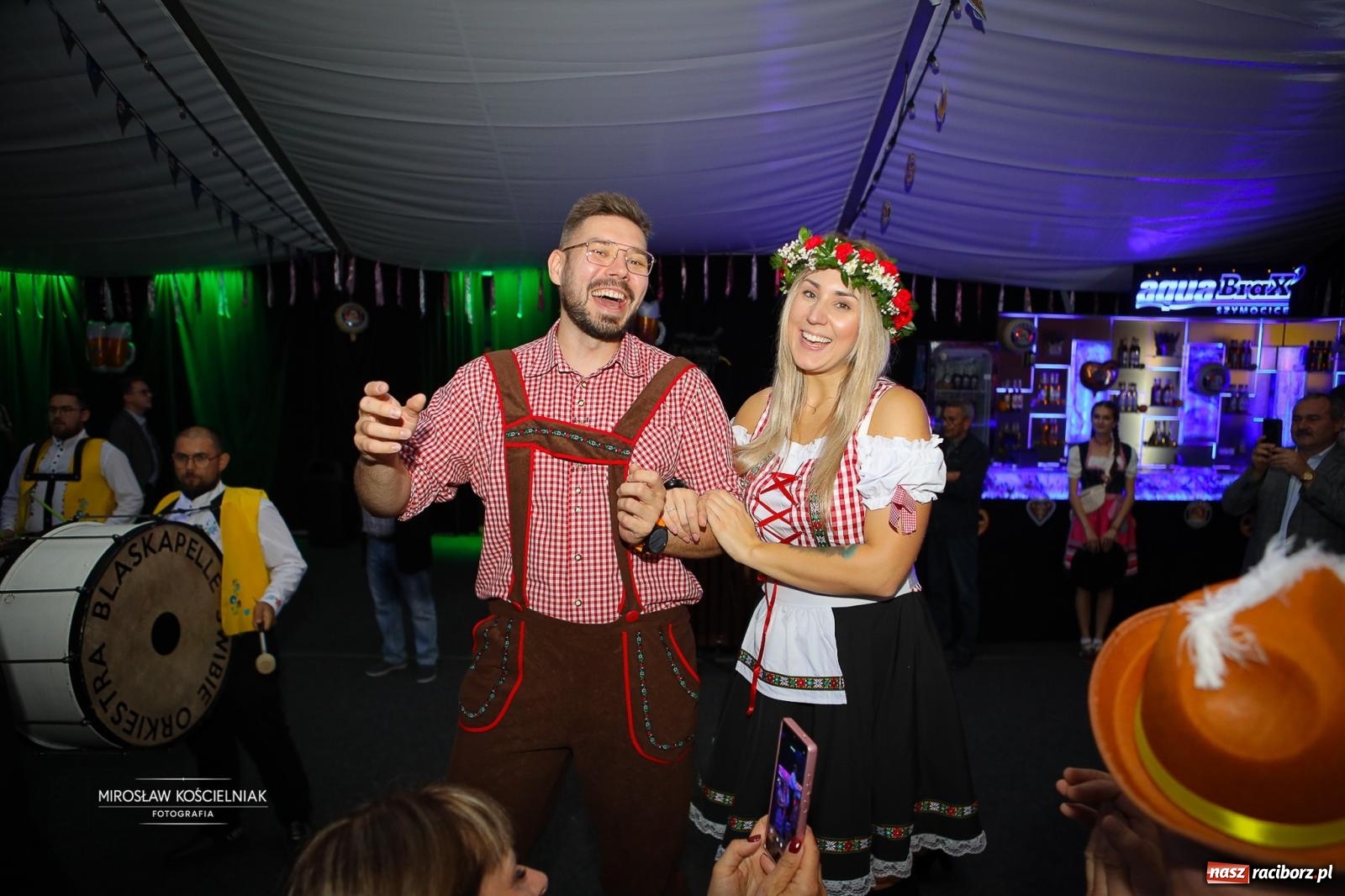 Zdjęcie w galerii na portalu naszraciborz.pl: Bawarskie hity, piwo i wspólna zabawa. Święto Piwa w Szymocicach przyciągnęło tłumy [FOTO i WIDEO] wiadomości z regionu