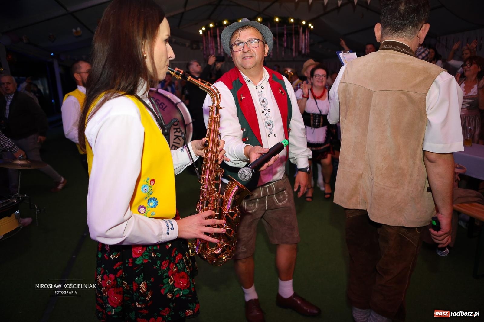 Zdjęcie w galerii na portalu naszraciborz.pl: Bawarskie hity, piwo i wspólna zabawa. Święto Piwa w Szymocicach przyciągnęło tłumy [FOTO i WIDEO] wiadomości z regionu