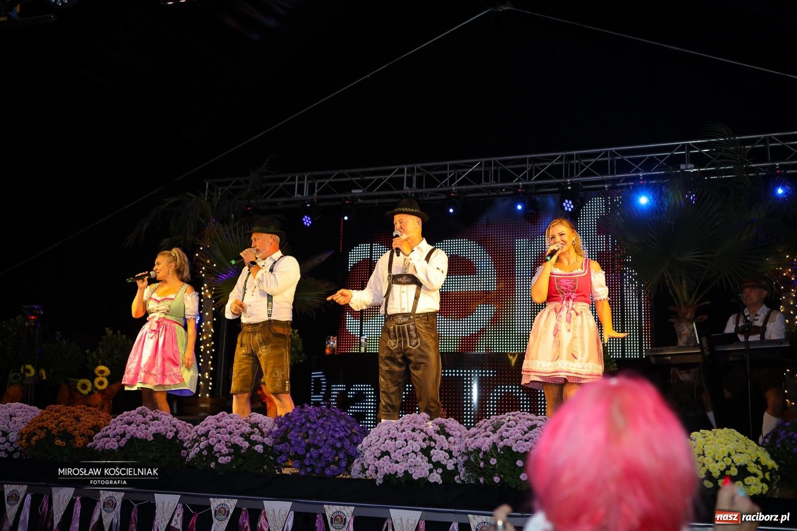 Zdjęcie w galerii na portalu naszraciborz.pl: Bawarskie hity, piwo i wspólna zabawa. Święto Piwa w Szymocicach przyciągnęło tłumy [FOTO i WIDEO] wiadomości z regionu