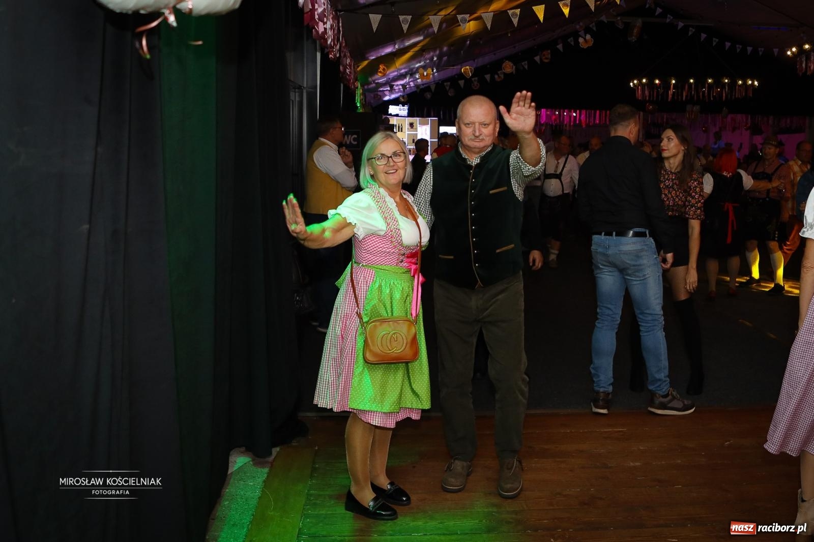 Zdjęcie w galerii na portalu naszraciborz.pl: Bawarskie hity, piwo i wspólna zabawa. Święto Piwa w Szymocicach przyciągnęło tłumy [FOTO i WIDEO] wiadomości z regionu