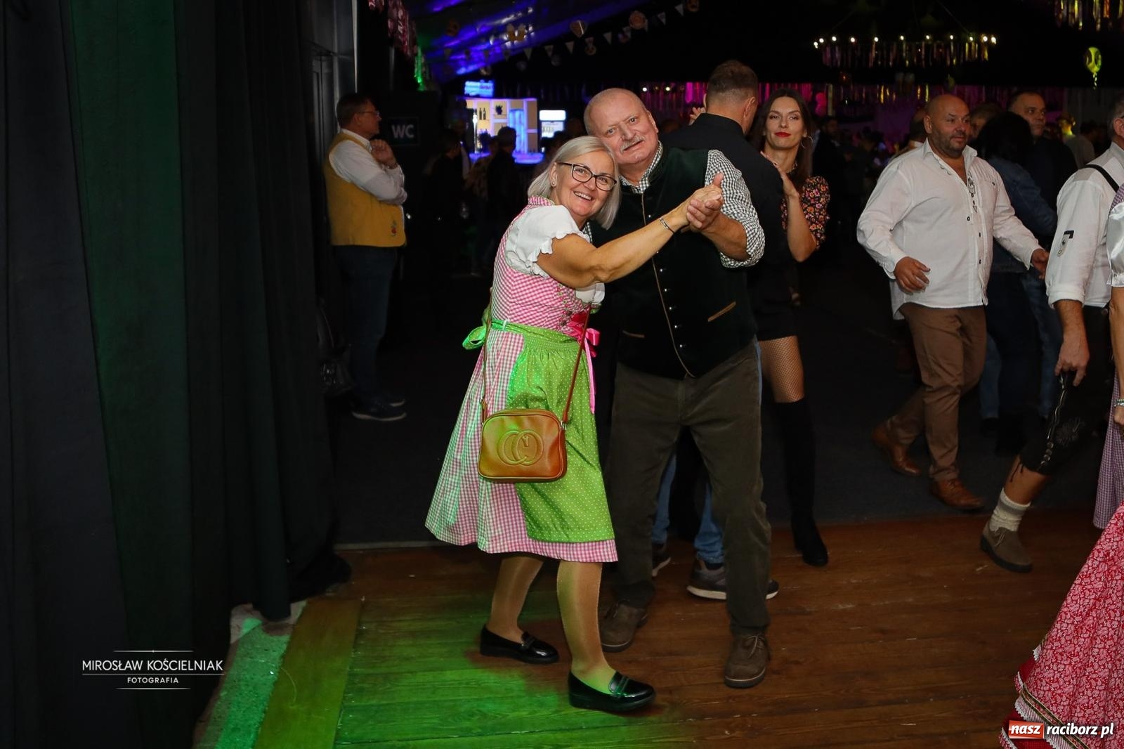 Zdjęcie w galerii na portalu naszraciborz.pl: Bawarskie hity, piwo i wspólna zabawa. Święto Piwa w Szymocicach przyciągnęło tłumy [FOTO i WIDEO] wiadomości z regionu