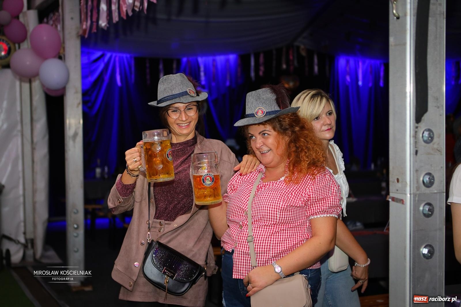 Zdjęcie w galerii na portalu naszraciborz.pl: Bawarskie hity, piwo i wspólna zabawa. Święto Piwa w Szymocicach przyciągnęło tłumy [FOTO i WIDEO] wiadomości z regionu