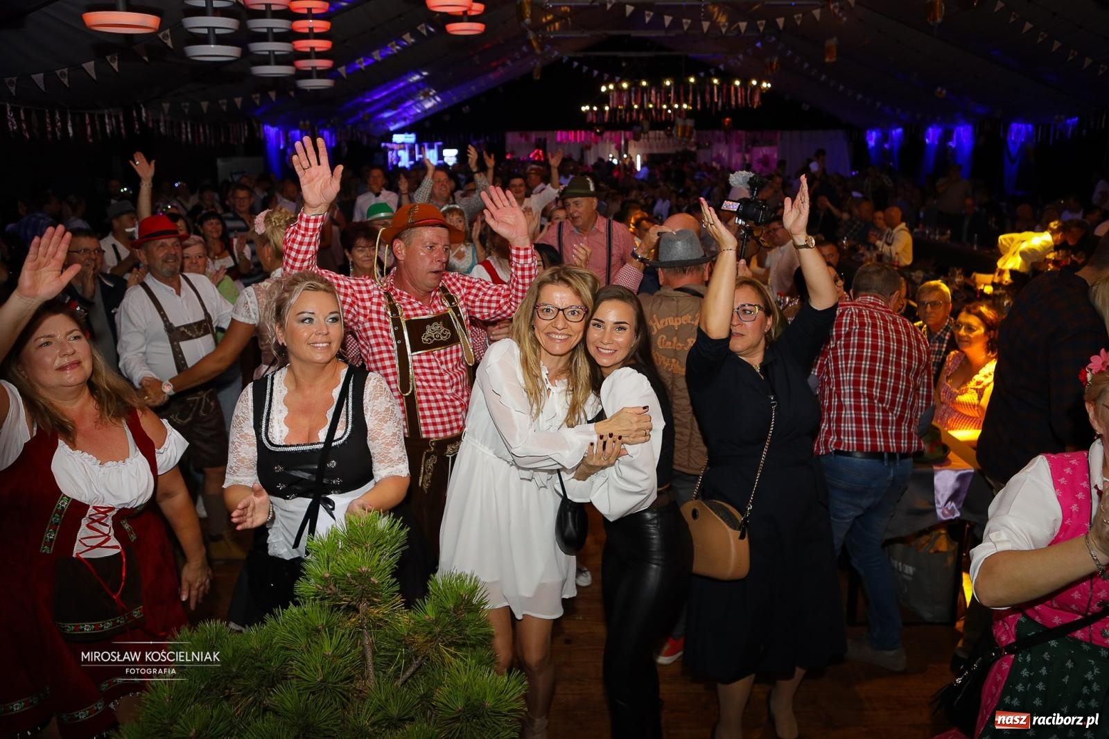 Zdjęcie w galerii na portalu naszraciborz.pl: Bawarskie hity, piwo i wspólna zabawa. Święto Piwa w Szymocicach przyciągnęło tłumy [FOTO i WIDEO] wiadomości z regionu