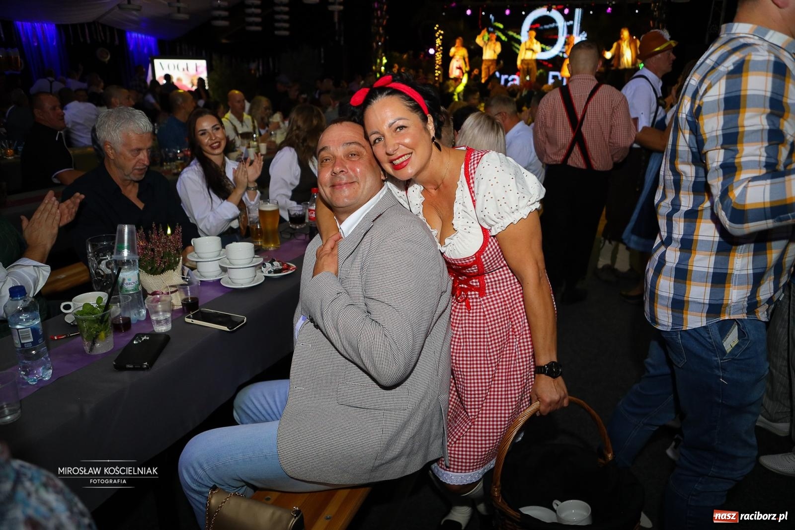 Zdjęcie w galerii na portalu naszraciborz.pl: Bawarskie hity, piwo i wspólna zabawa. Święto Piwa w Szymocicach przyciągnęło tłumy [FOTO i WIDEO] wiadomości z regionu