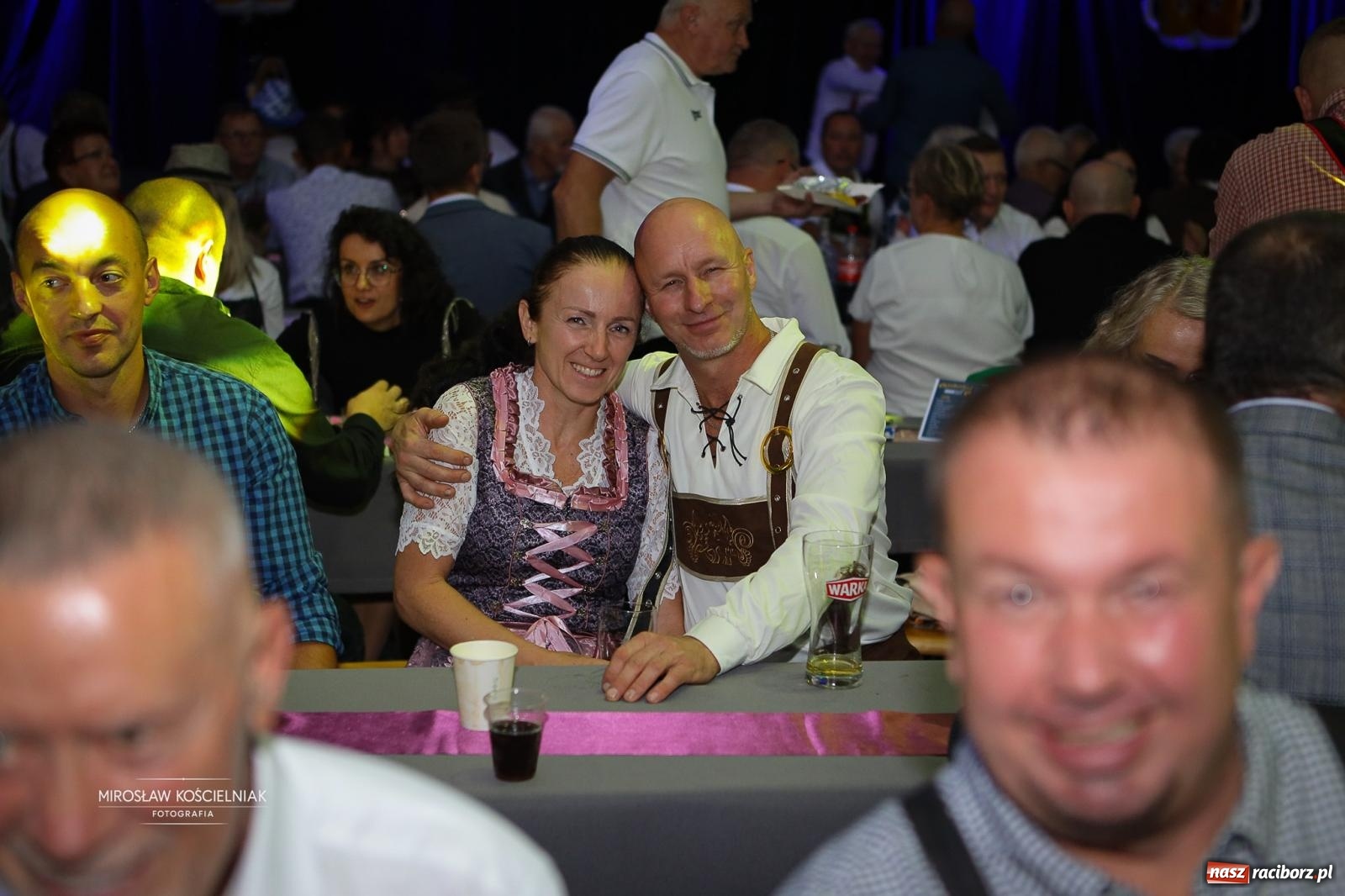 Zdjęcie w galerii na portalu naszraciborz.pl: Bawarskie hity, piwo i wspólna zabawa. Święto Piwa w Szymocicach przyciągnęło tłumy [FOTO i WIDEO] wiadomości z regionu